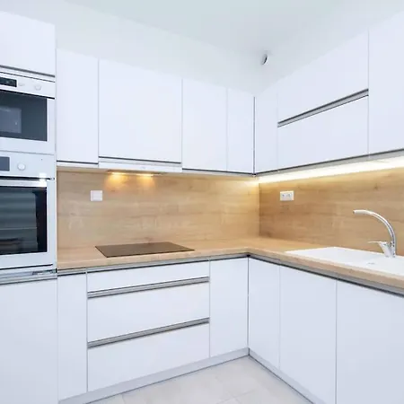 Apartment In With Free Parking